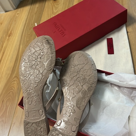 Rockstud PVC Flat Thong Sandal. Shoe bag and original box. Like new condition - Picture 10 of 10